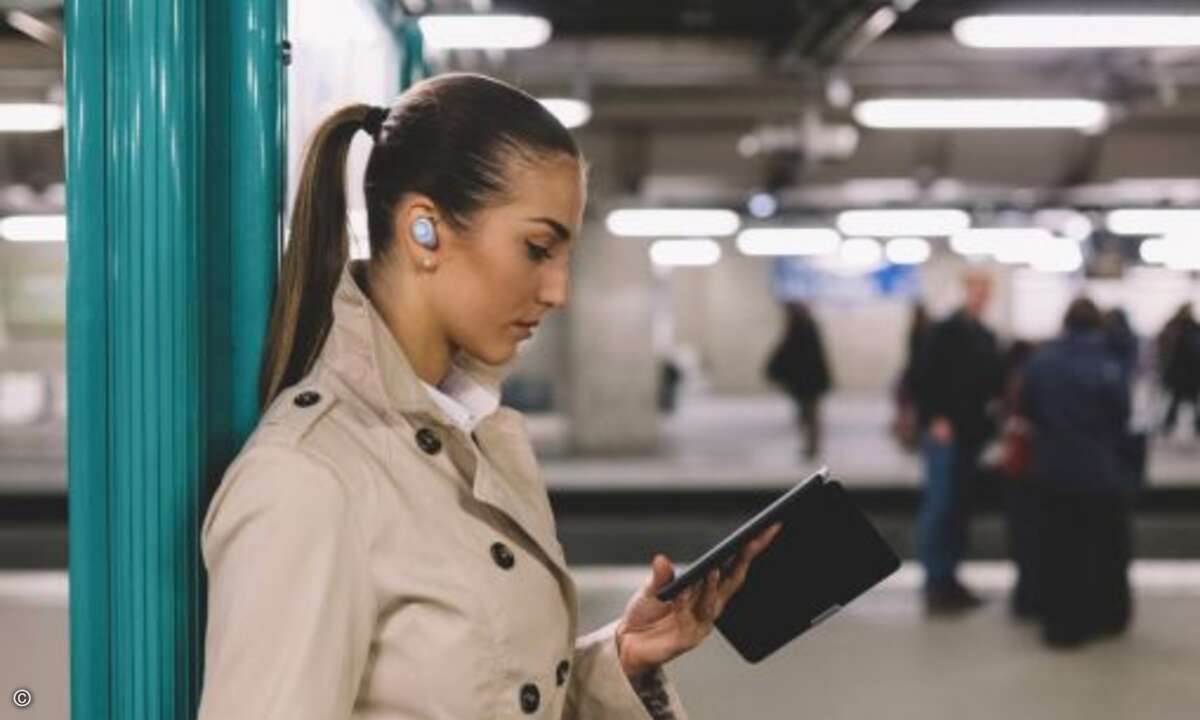 Der neue »JBL Free« ist ein perfekter, komplett kabellose Begleiter für den musikalischen Alltag. Mit dem integrierten Mikrofon und seiner Freisprechfunktion erlaubt er bequeme Telefonate und liefert Musik für unterwegs. (Bild: JBL)