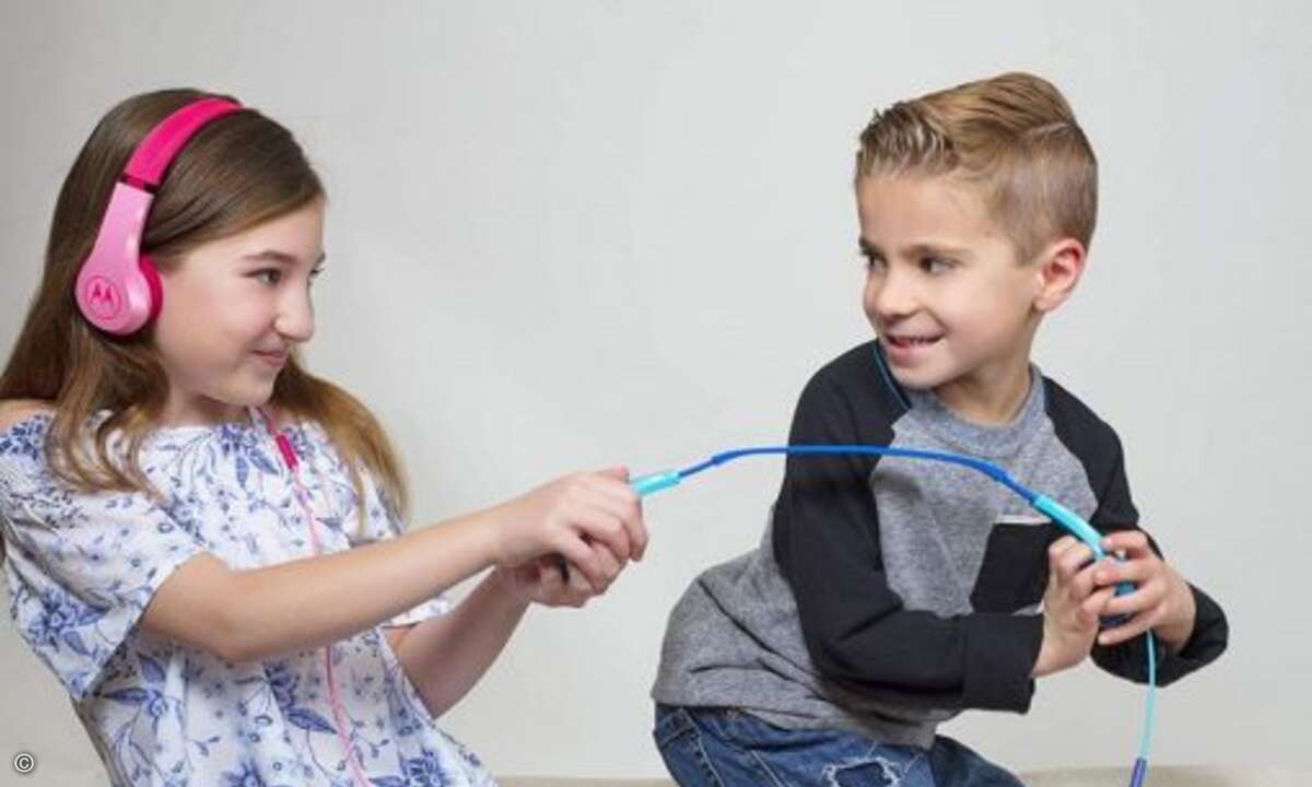 Weihnachtszeit ist Reisezeit. Filme oder Hörbücher sorgen dafür, dass auf der Fahrt in den Weihnachtsurlaub keine Langeweile aufkommt. Die passenden Kopfhörer für die Kids gibt es von Motorola-Lizenznehmer Binatone. Die neuen »Motorola Squads 200« w