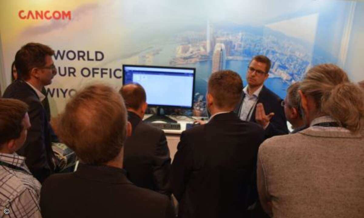 Cancom zeigte seine AHP-Cloud. Der Digital Workplace setzt auf HPE-Synergy auf, was insbesondere diesen Herren sehr freut ...
(Foto: CRN)
