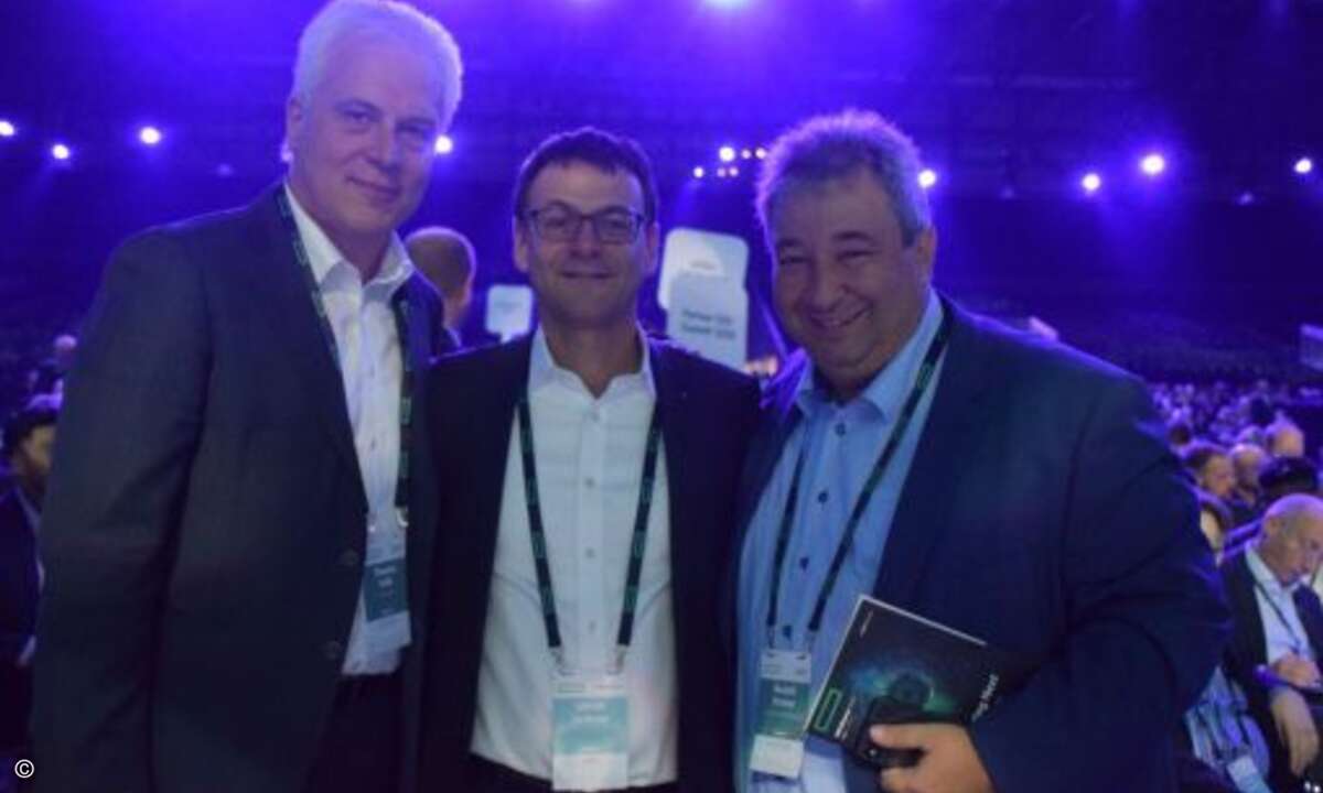 Uli Seibold von HPE (Mitte), der Cancom-CEO Thomas Volk (links) und COO Rudi Hotter zur Keynote begleitet. Warum Cancom für HPE wichtig ist ...?
(Foto: CRN)