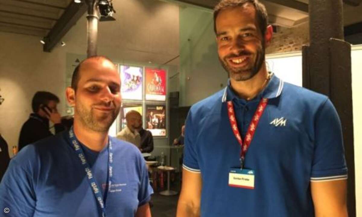 Peter Feist (links, EDV-Team Oberland) nutzt die Pause, um sich bei Gordon Priebe (AVM) aus erster Hand über die Neuheiten bei AVM zu informieren, Foto: CRN
