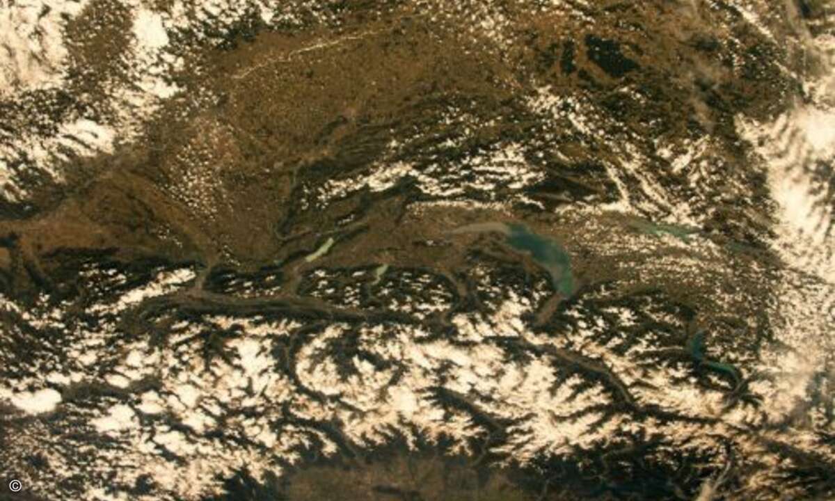 Aus 400 Kilometer Höhe erscheinen die Alpen »wie eine Falte im Tischtuch«. Schwer zu glauben, schreibt unser Astronaut, wenn man gerade den letzten Steig zur Berghütte erklimmt. Wie mächtig ist da ...
(Foto: Alexander Gerst)
