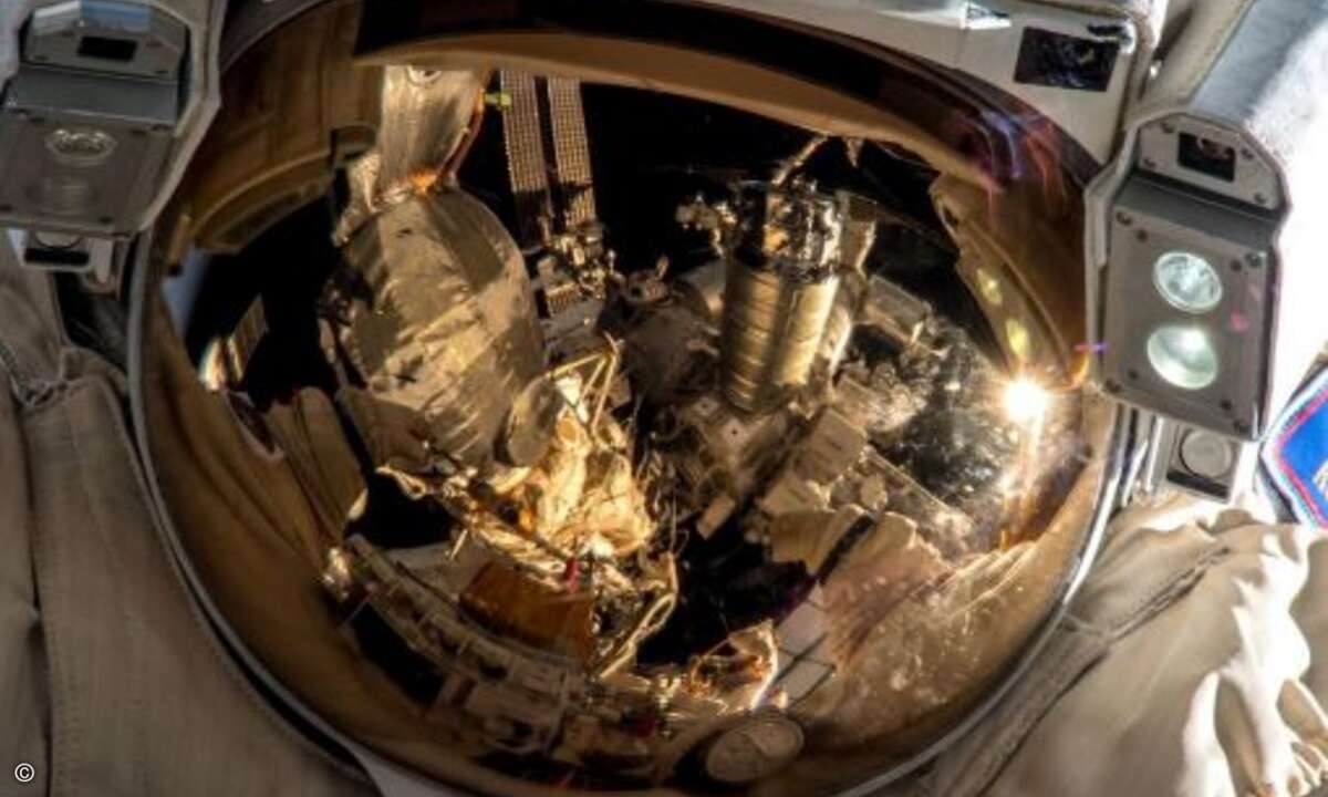 Dieser Goldüberzug schützt Astronauten vor der gefährlichen Sonnestrahlung im Weltall.
(Foto: Alexander Gerst)