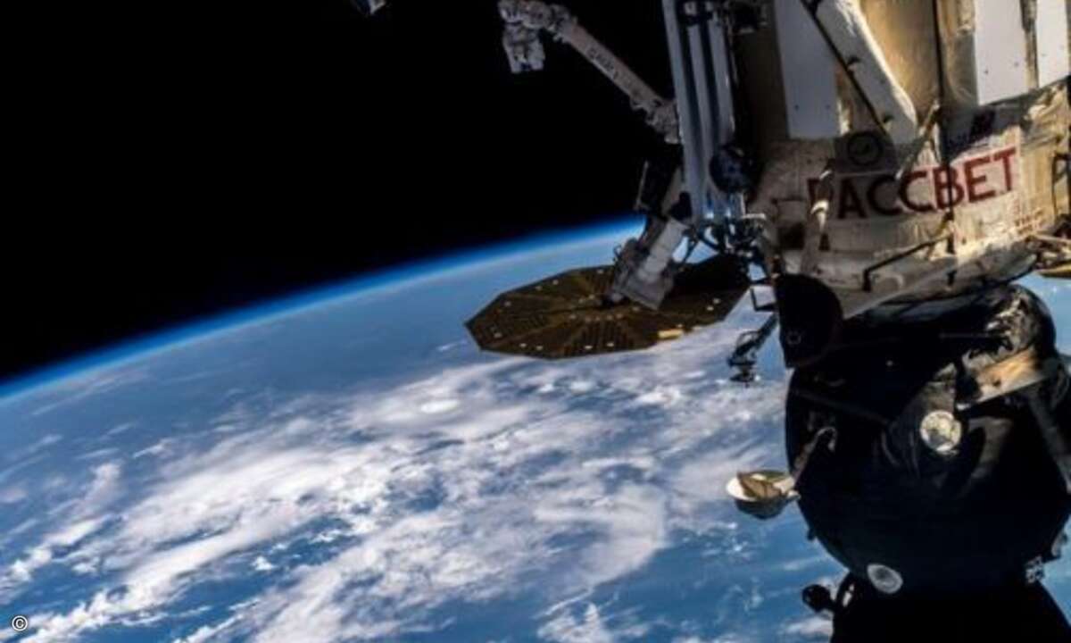 Ein anfliegendes Raumschiff muss mit dem Roboterarm in manuellem Modus eingefangen werden. »Das erhöht die Pulsfrequenz eines jeden Astronauten«, sagt Gerst.
(Foto: Alexander Gerst)