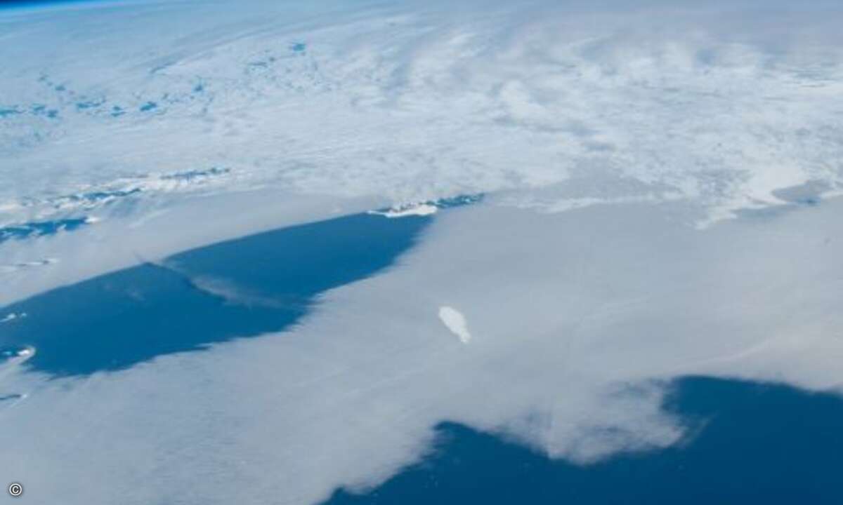 Gerst fotografiert einen kleinen Eisberg in der Antarktis, auf dem Weg nach Norden. »Was wird wohl mit dem Meeresspiegel passieren, wenn wir aus Versehen Grönlands Eiskappe abschmelzen?«
(Foto: Alexander Gerst)