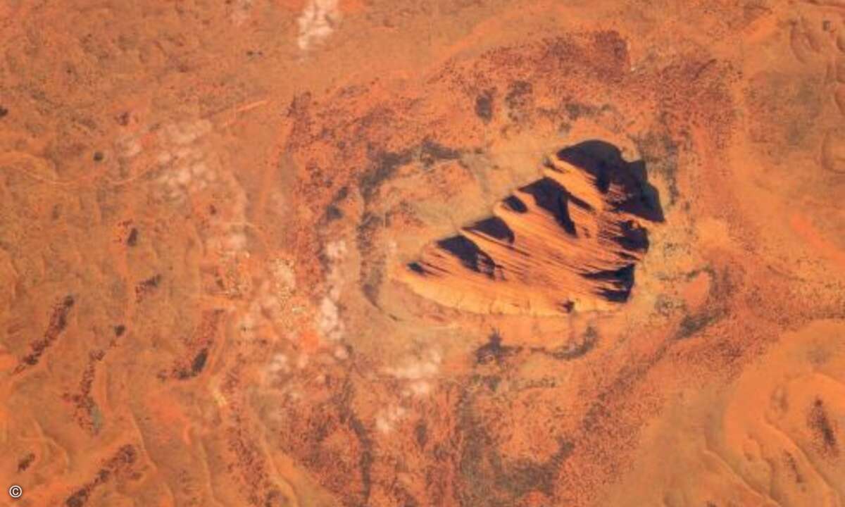 Um den majestätischen Ayers Rock ist der ISS-Kommandant auf seiner Weltreise barfuß gelaufen. Da war er 21. Er hätte jeden für verrückt erklärt, der ihm damals gesagt hätte, er würde den heiligen Berg der Aborigines einmal aus dem All sehen.
(Foto: