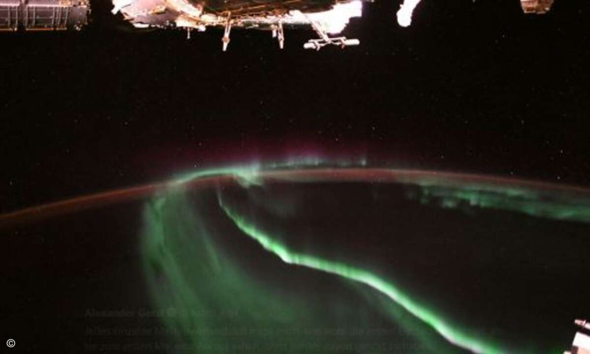 Polarlichter aus 400 Kilometer Höhe. Gerst: »Jedes einzelne Mal umwerfend. Ich frage mich, was wohl die ersten Entdecker dachten, als sie zum ersten Mal eine Aurora sahen, ohne jemals davon gehört zu haben.«
(Foto: Alexander Gerst)