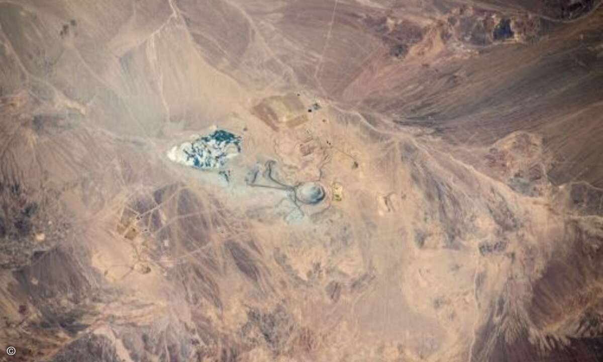 Der größte Kupfertagebau der Welt: Die Chuquicamata-Kupfermine in der Atacama-Wüste.
(Foto: Alexander Gerst)
