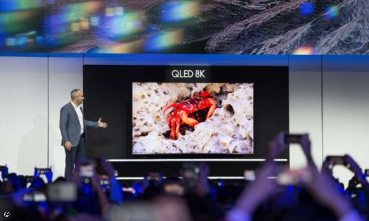 Samsung zeigte seinen brandneuen 8K-QLED-TV - zwar mit einer Bildschirmdiagonalen von 98 Zoll, aber nur im konventionellen Flat-Design (Bild: Samsung