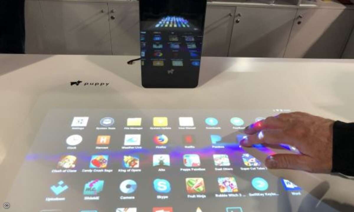 Der ultra-short-distance-Projektor »Puppy Cube« verwandelt jede flache Oberfläche in einen interaktiven Touchscreen (Bild: CRN)