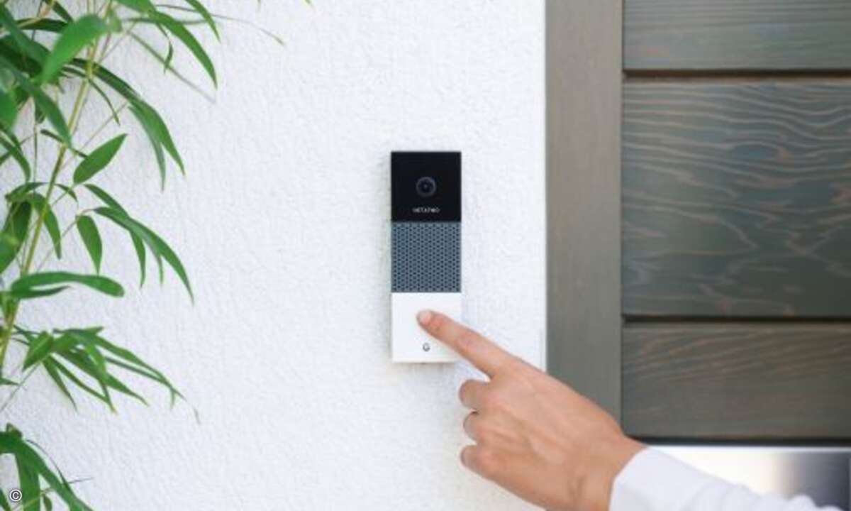 Die smarte Türklingel zeigt dem Nutzer auf dem Smartphone, wer vor der Tür steht. Er kann mit ihm sprechen und sofort reagieren, auch wenn er nicht zu Hause ist. (Bild: Netatmo)