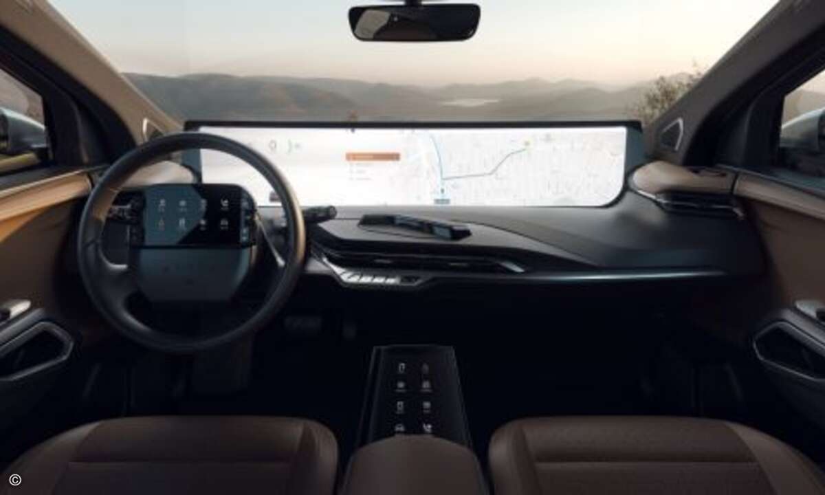 Das digitale Display des Byton M-Byte erstreckt sich über die ganze Breite des Amaturenbretts und hat Amazons smarte Assistentin Alexa integriert (Bild: Byton)