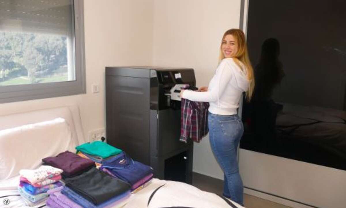 Einfach Shirts, Hemden, Blusen, Hosen oder Handtücher in den Einzug legen... (Foto: Foldimate Inc.)