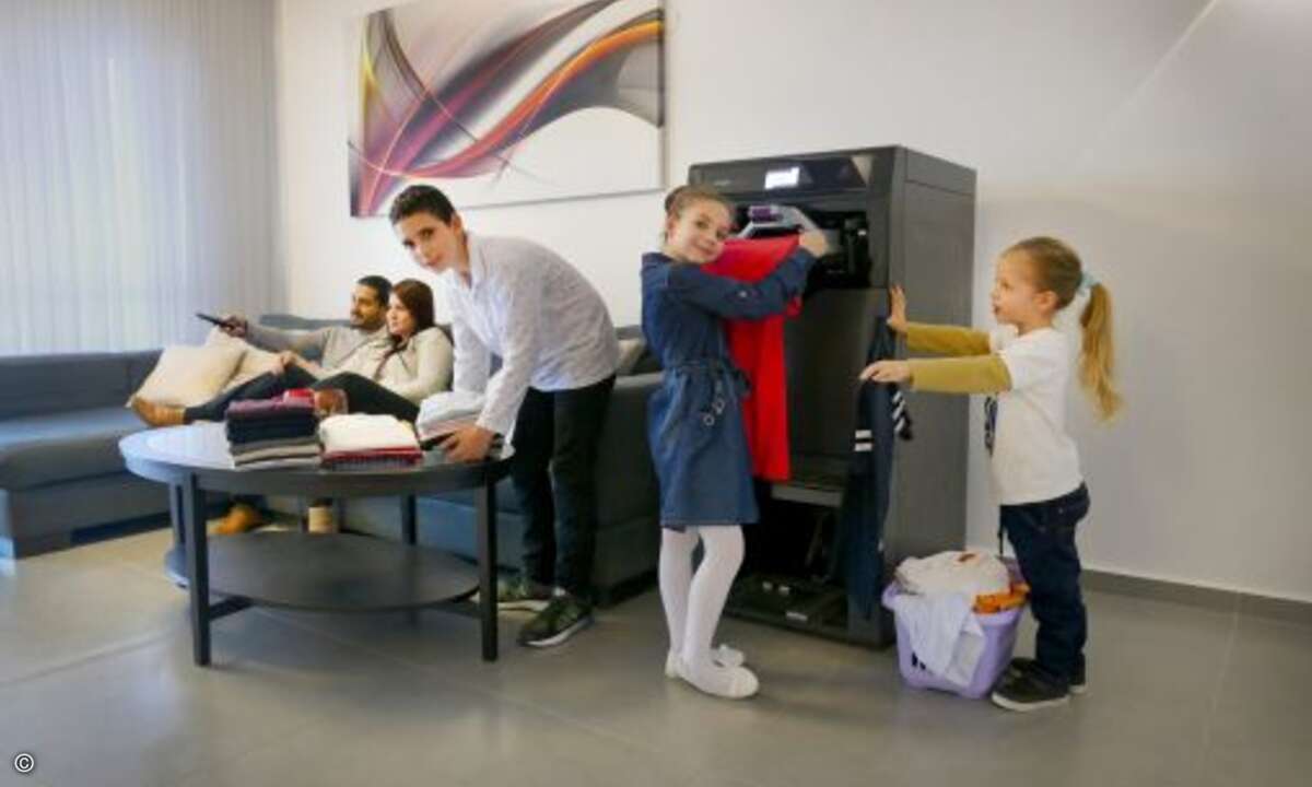 So wie die Familie dereinst staunend die sich drehende Trommel der Waschmaschine betrachtete, könnten sie schon bald vor dem Foldimate sitzen (Foto: Foldimate Inc.)