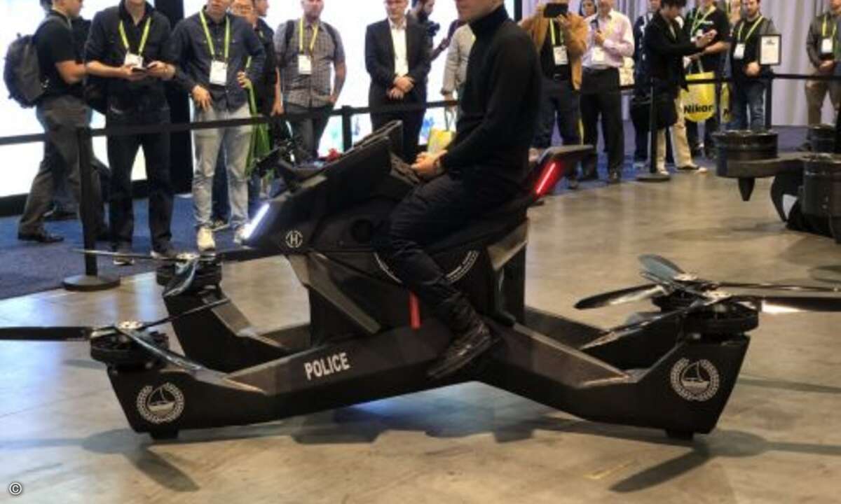 Flugdrohnen gab es in allen Größen und Formen, hier eine Polizeidrohne, die in der Halle allerdings nicht abheben durfte (Bild: CRN)
