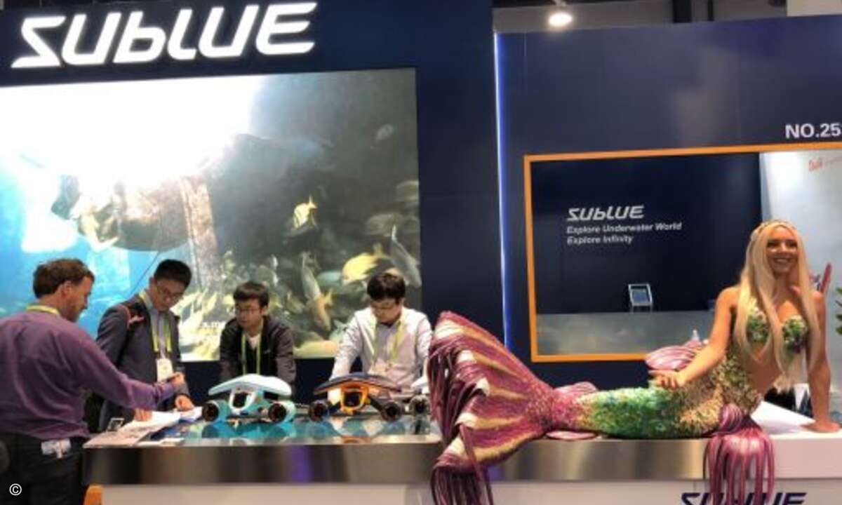 Daneben waren Tauchroboter breit vertreten, wie hier am Stand von Sublue, die gleich noch eine Meerjungfrau mitgebracht hatten (Bild: CRN)