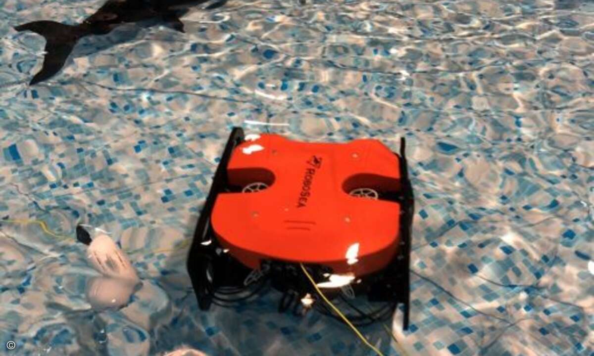 Bei RoboSea tauchte gleich ein ganzes Sortiment von Unterwasser-Drohnen im Planschebecken ab (Bild: CRN)
