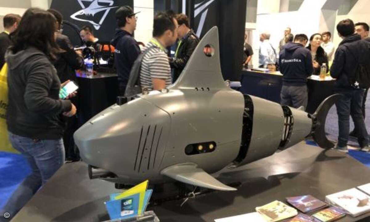 Im CES-Becken von RoboSea tummelte sich außerdem RoboShark, der wie sein tierisches Vorbild ozeantauglich ist und mit bis zu 10 Knoten durchs Wasser pflügt (Bild: CRN)
