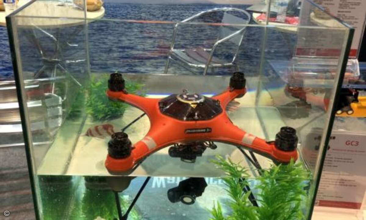 zahlreiche weitere Hersteller, zumeist aus China, führten Tauchroboter vor (Bild: CRN)