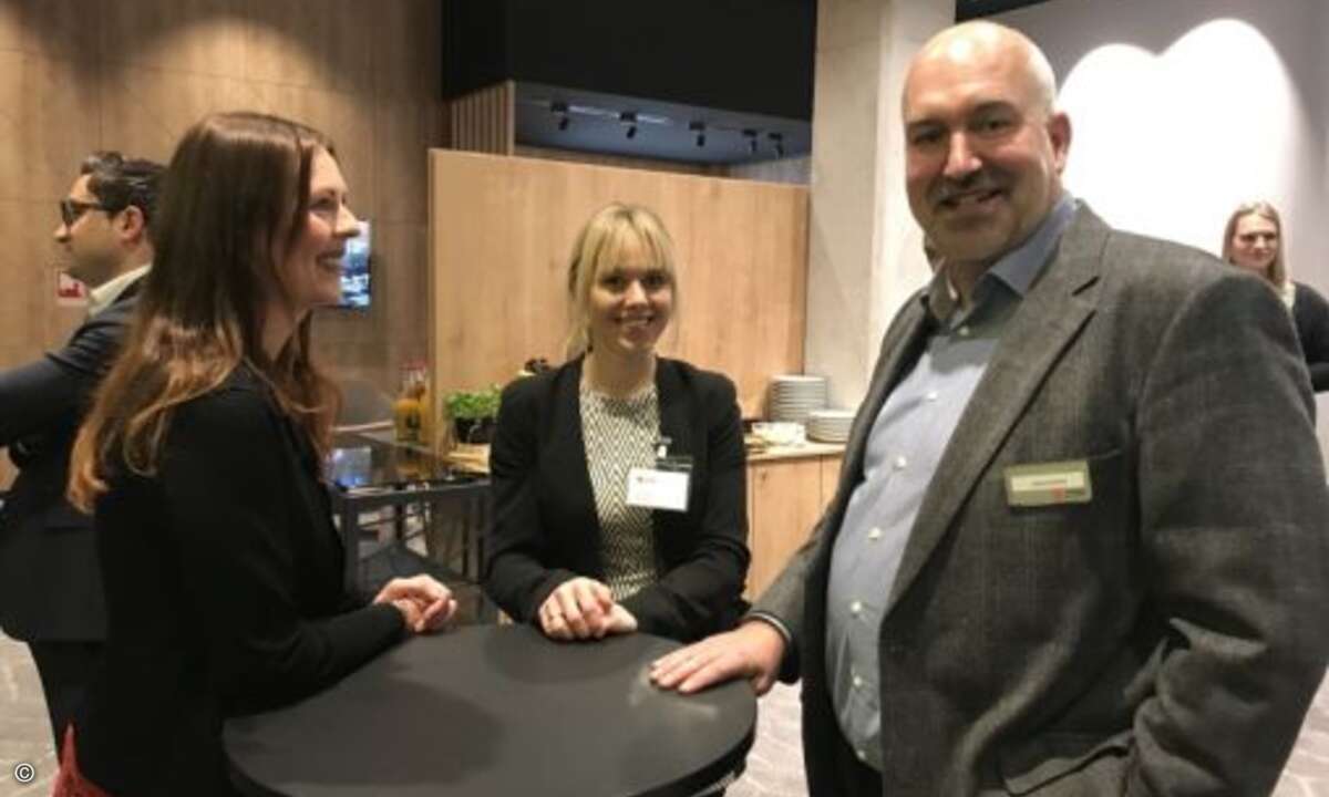 Tanja Rübsamen und Lisa Mohr von ExperTeach im Gespräch mit Armin Rothe von Trend Micro (Foto: Trend Micro)