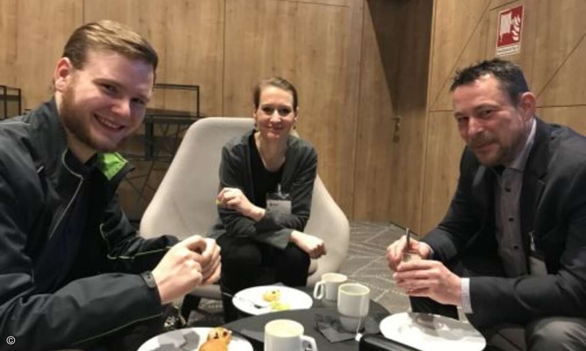 Kaffeepause bei Jona Ridderskamp von suresecure sowie Sara Ziegener und Dirk Frießnegg (beide Comparex) (Foto: Trend Micro)