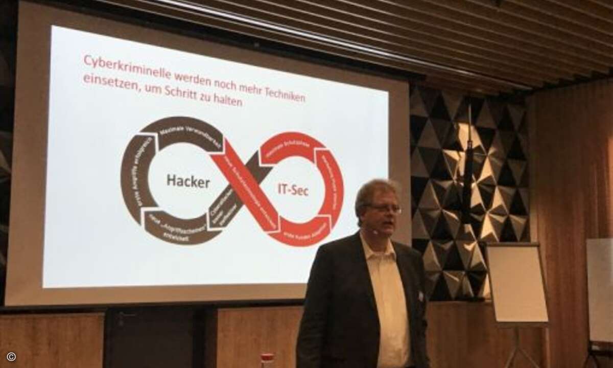 Richard Werner (Trend Micro) bei seinem Vortrag über das stetige Ringen von Sicherheitsexperten mit Cyberkriminellen (Foto: Trend Micro)