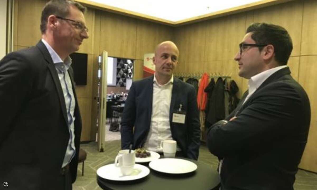 Stefan von der Marwitz (Trend Micro) tauscht sich mit Christian Reichardt (SVA System Vertrieb Alexander) und Serkan Ulus (Arrow ECS) aus (Foto: Trend Micro)
