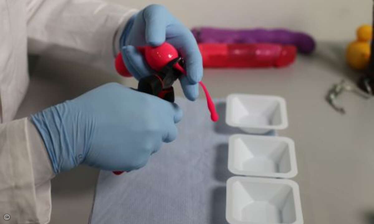 die Tester fanden zum Beispiel den Weichmacher DEHP, der die Frucht­barkeit beein­trächtigen kann, Phenol, das im Verdacht steht, genetische Defekte zu verursachen sowie Nickel, das Allergien auslösen kann. Es konnten auch Poly­zyklische Aromatische