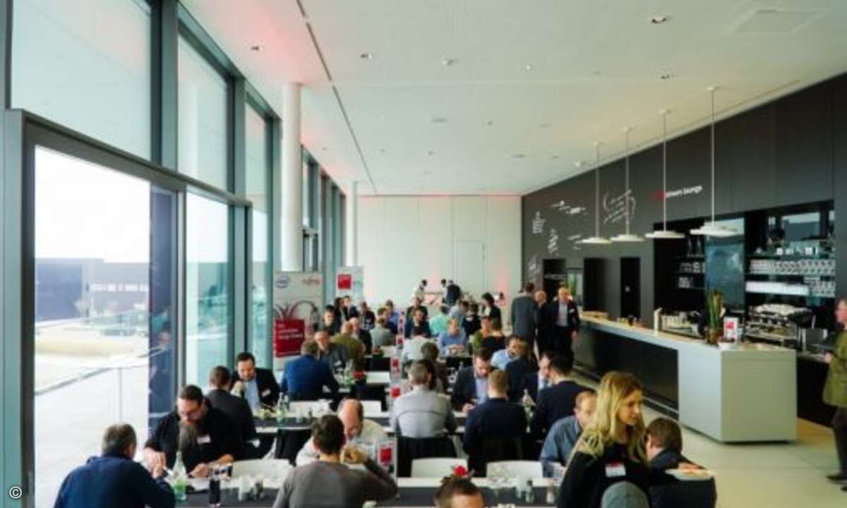 In der Drivers Lounge, wo sonst die Fahrer abschalten, tummelten sich nun die IT-Experten
(Foto: Fujitsu)