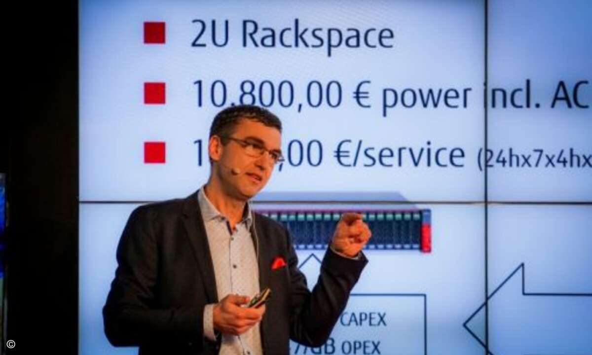 ... und Michael Marticke rechnete erneut die günstigeren Kosten von Flash gegenüber Festplatten durch (Foto: Fujitsu)
