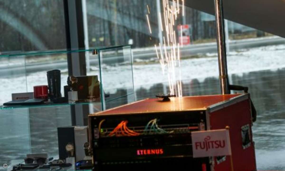 Hier sprühen Funken: Bei einer Desaster-Demo verabschiedet sich ein Speichersystem - aber kein Problem, ein anderen übernimmt nahtlos (Foto: Fujitsu)