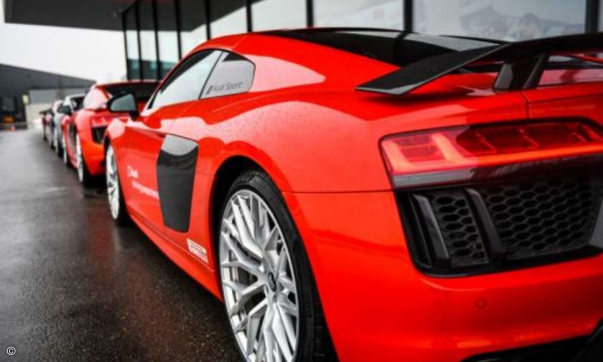 Die Audi R8 stehen bereits bereit (Foto: Fujitsu)