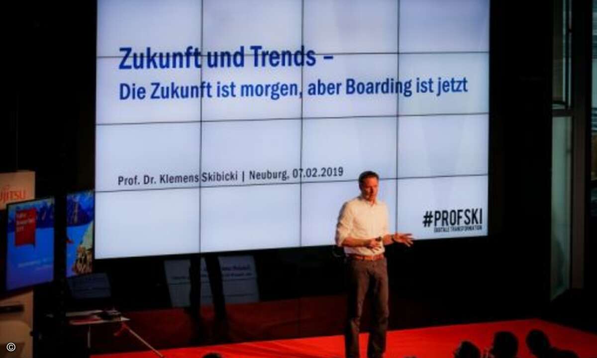 Wirtschaftshistoriker Klemens Skibicki regte mit seinem Vortrag zur digitalen Transformation zum Lachen und zum Nachdenken an ... (Foto: Fujitsu)