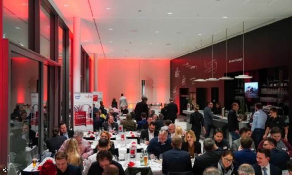 Den Abschluss eines informativen und aufregenden Tages bildete dann ein gemütliches Dinner mit leckerem Essen (Foto: Fujitsu)