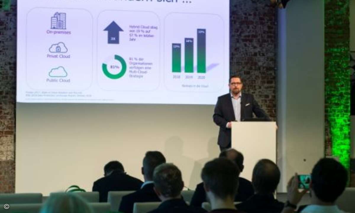 Matthias Frühauf bei seinem Vortrag über die sich verändernden Herausforderungen in Rechenzentren (Foto: Veeam)