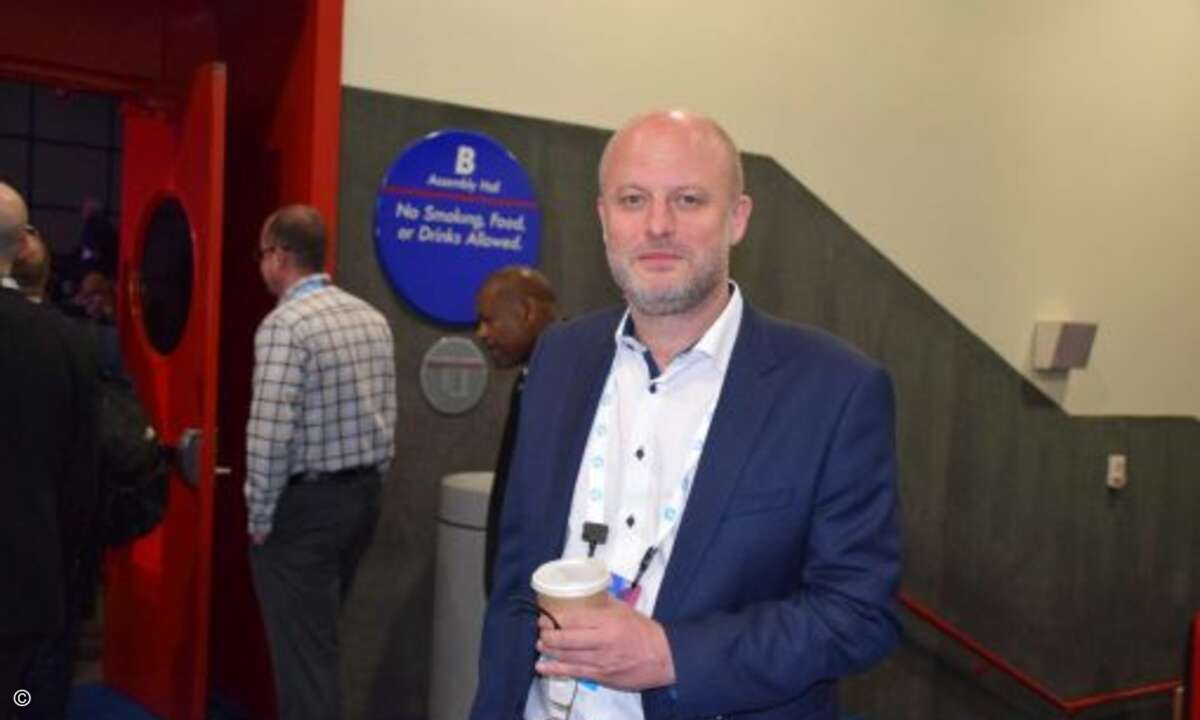 Fast hätte er vor lauter Hände schütteln den Weg zur Keynote verpasst: HP-Manager Jochen Erlach.
(CRN)