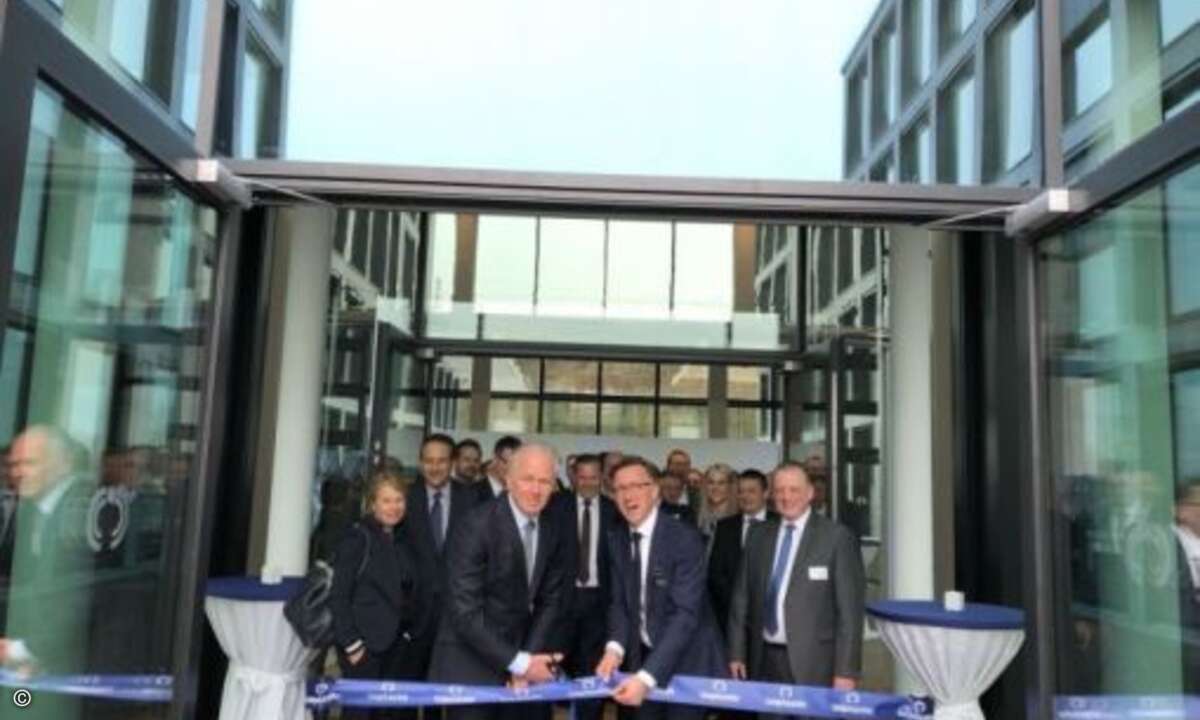 Computacenter-CEO Mike Norris und deutschlandchef Reiner Louis schneiden das rote Band durch
