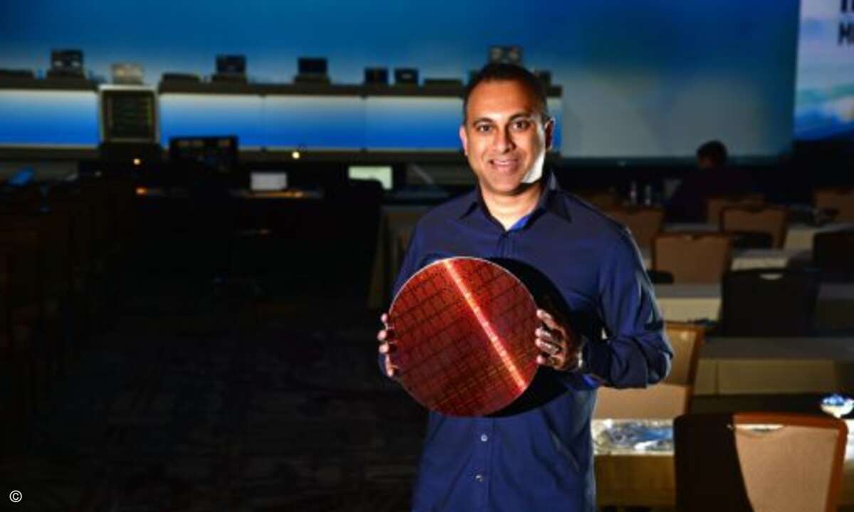 Navin Shenoy, Executive Vice President & General Manager von Intels Data Center Group, bei der Präsentation der neuen Xeon-CPUs (Bild: Intel)