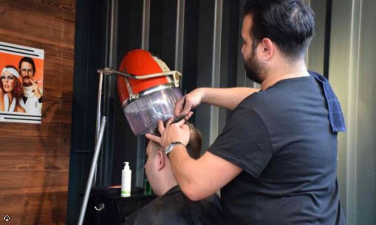 Haare schneiden vor einem wichtigen Meeting ...