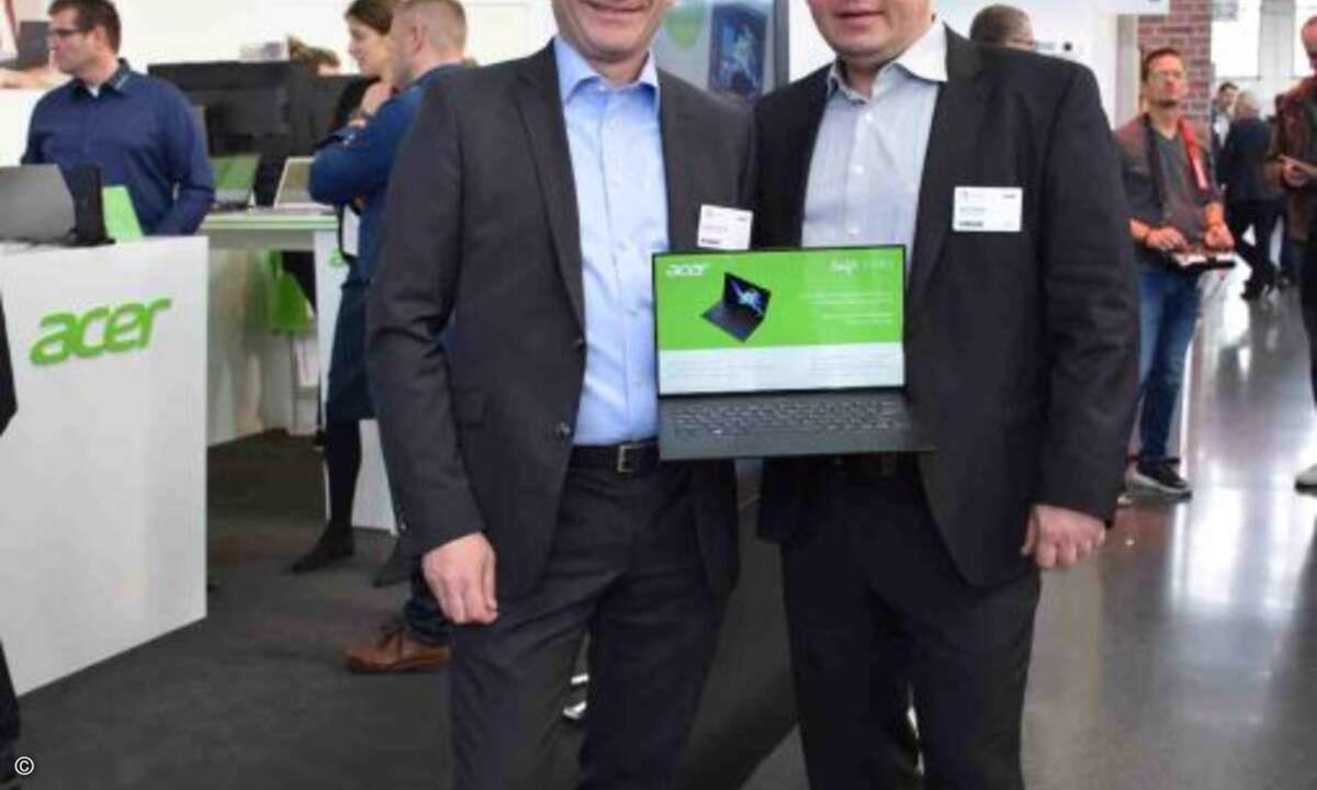 Mehr PCs für deutsche Schulen? Gerne, denn in anderen Ländern wird viel mehr in Schul-IT investiert und fleißig Acer gekauft, freuen sich Gerit Günther und Carsten Greißig von Acer Deutschland.