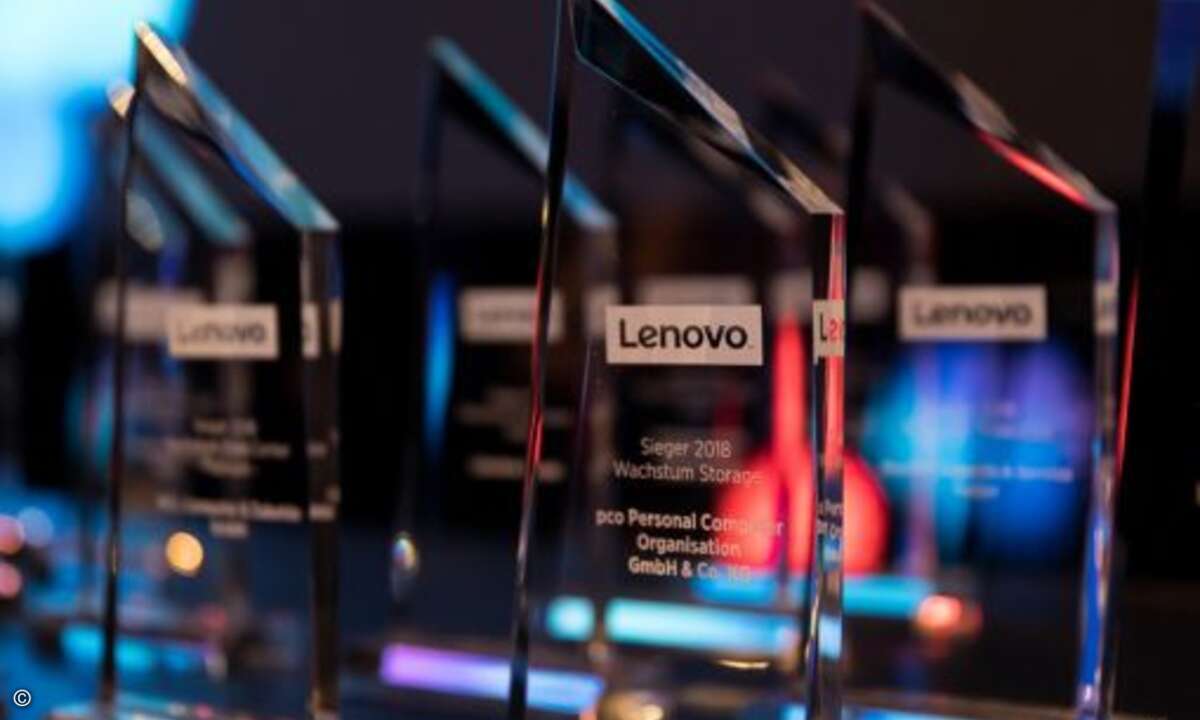 Jeder durfte sich einen der begehrten Awards mit nach Hause nehmen (Bild: Lenovo)