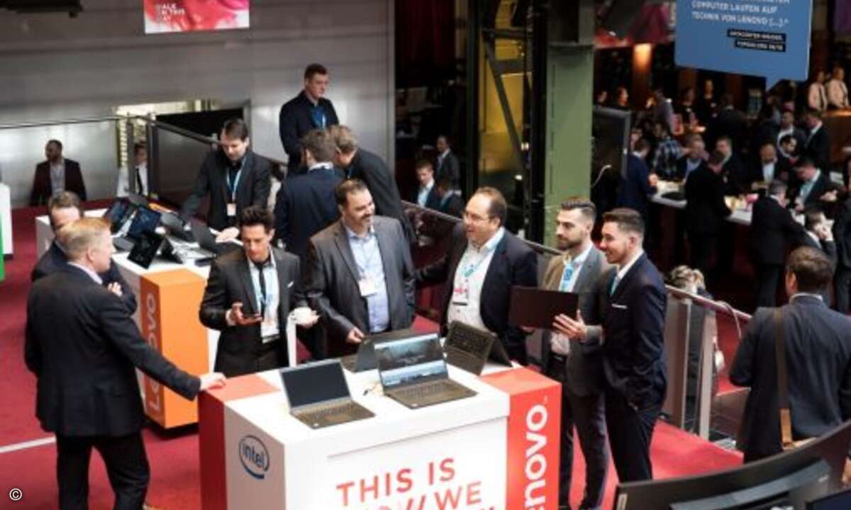 Wo früher Turbinen und Loks gefertigt wurden, zeigte Lenovo Laptops, Server und Storage (Bild: Lenovo)