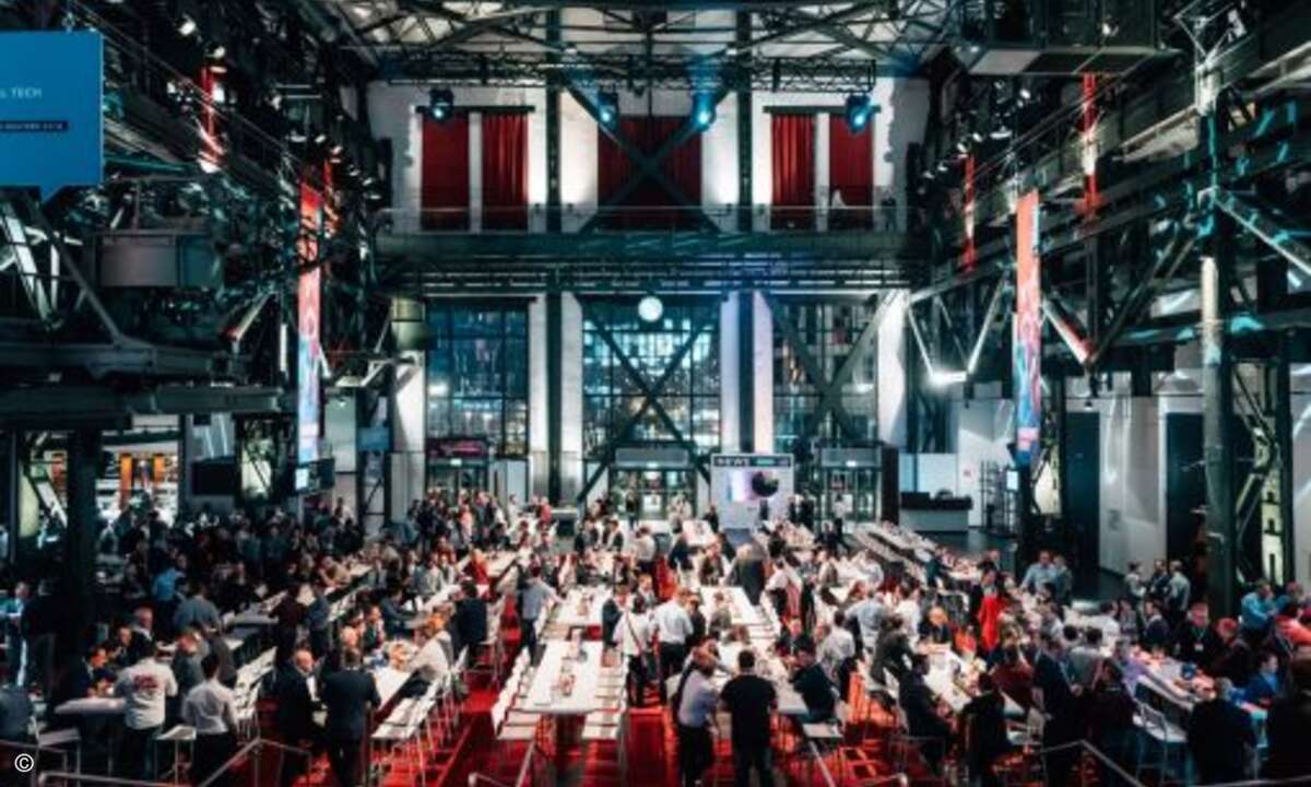 Die beeindruckende Industriearchitektur in der ehemaligen Werkshalle von Krupp bildete die Kulisse auch für die Abschlussparty (Bild: Lenovo)