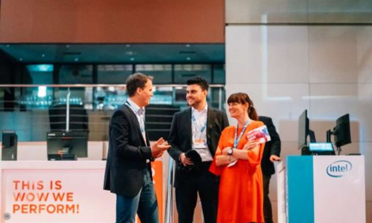 Der offizielle Teil ist absolviert. Jetzt können auch Mirco Krebs, Oliver Rootsey und Sabine Hammer entspnnen (von links, Bild: Lenovo)