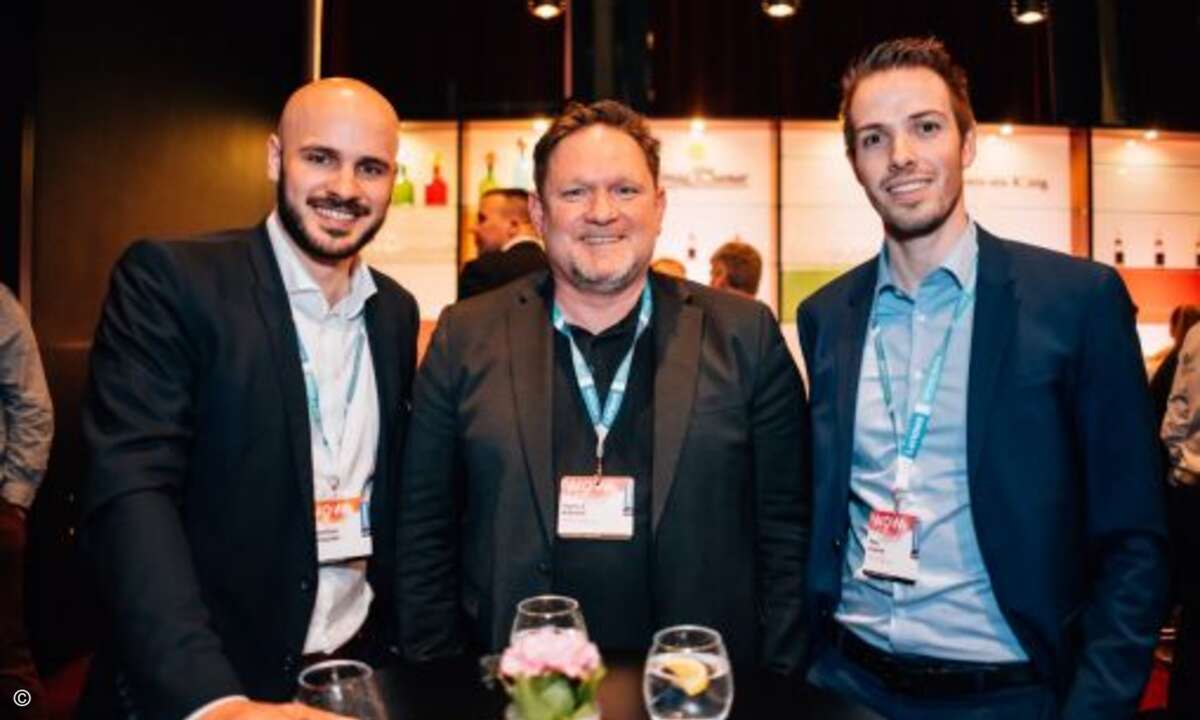 Maximilian Schmucker (Lenovo) mit Hans-Jürgen Klemm und Marc Hummel (beide Horn & Cosifan, von links, Bild: Lenovo)