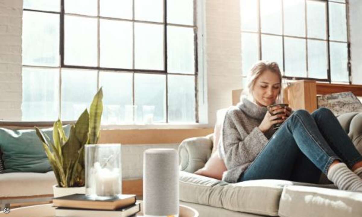 Der »Gigaset Smart Speaker L800 HX« verbindet ein DECT-Festnetztelefon mit einem smarten Lautsprecher, der per Sprachbefehl gesteuert wird (Bild: Gigaset)