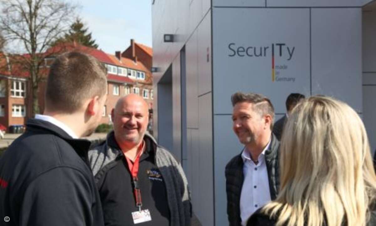 Bei schönstem Wetter konnte man sich bereits draußen austauschen, so wie hier Wolfgang Geng von Bitwings mit Matthias Matz von Securepoint (Foto: Securepoint)