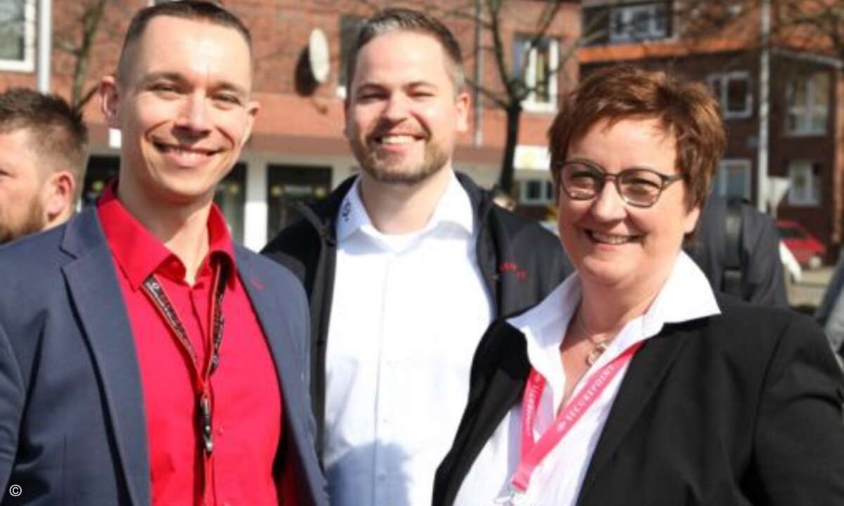 Dennis Eber von TA Triumph-Adler Deutschland mit Folke Schröder und Karin Gogolla von Securepoint (Foto: Securepoint)