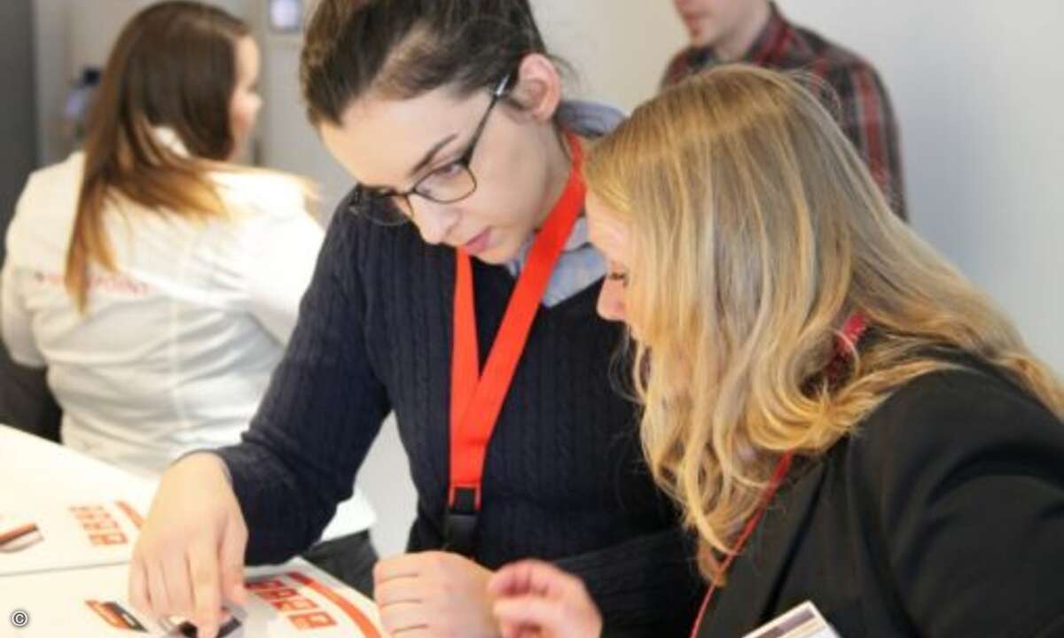 Ebenfalls vertieft in die neuen Möglichkeiten für MSPs: Elena Spanier von der Exabyters Betriebs GmbH, hier mit Gabriele Thesen von Securepoint (Foto: Securepoint)