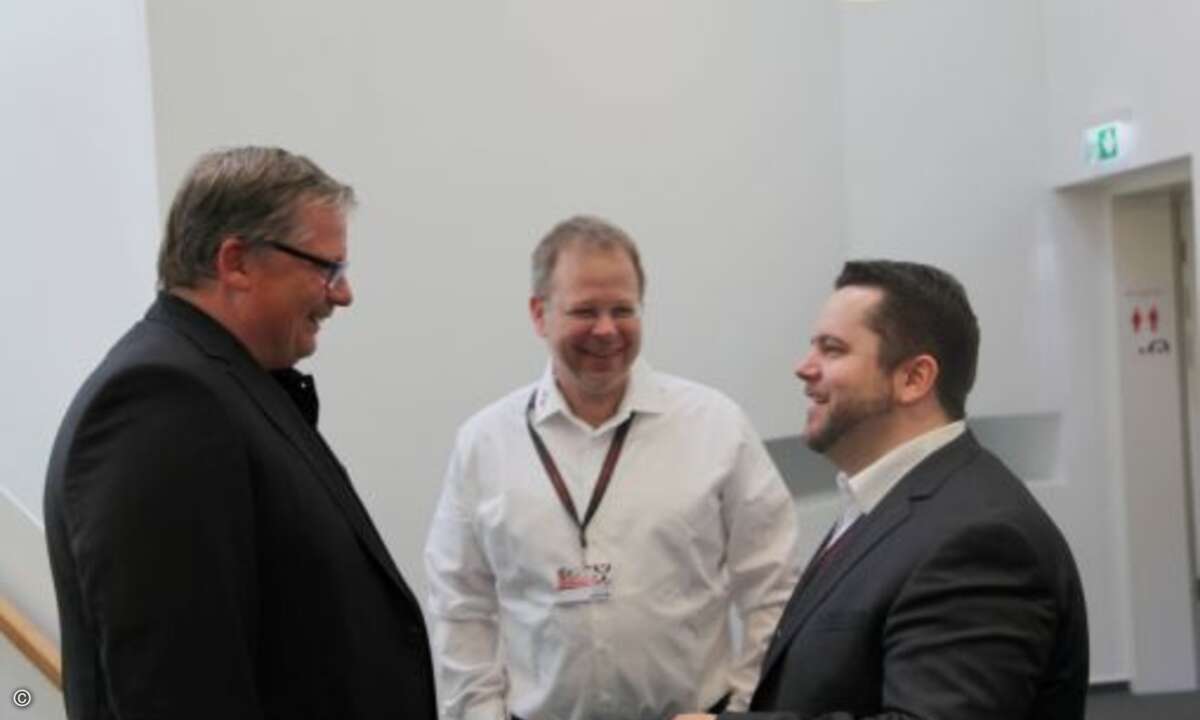 Kurzer Austausch im Securepoint-Team: CEO Lutz Hausmann mit Eric Kaiser und René Hofmann (Foto: Securepoint)